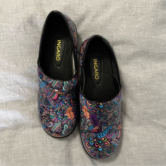 Patterned Clog Shoes - Picture 2 of 3